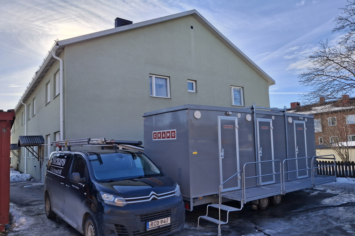 Bilden visar en tillfällig barack uppställd utanför ett hus där det pågår stamrenovering