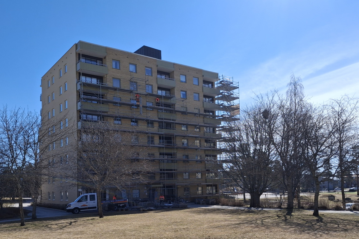 En bild av höghuset på Kasköplan 5 med byggställning under uppbyggnad.