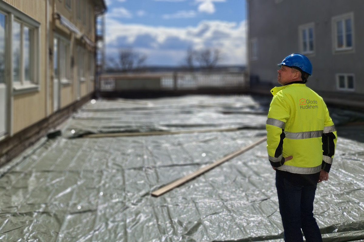 Bilden visar Glada Hudikhems projektledare Stefan Nord på byggarbetsplatsen på Storgatan 54-56