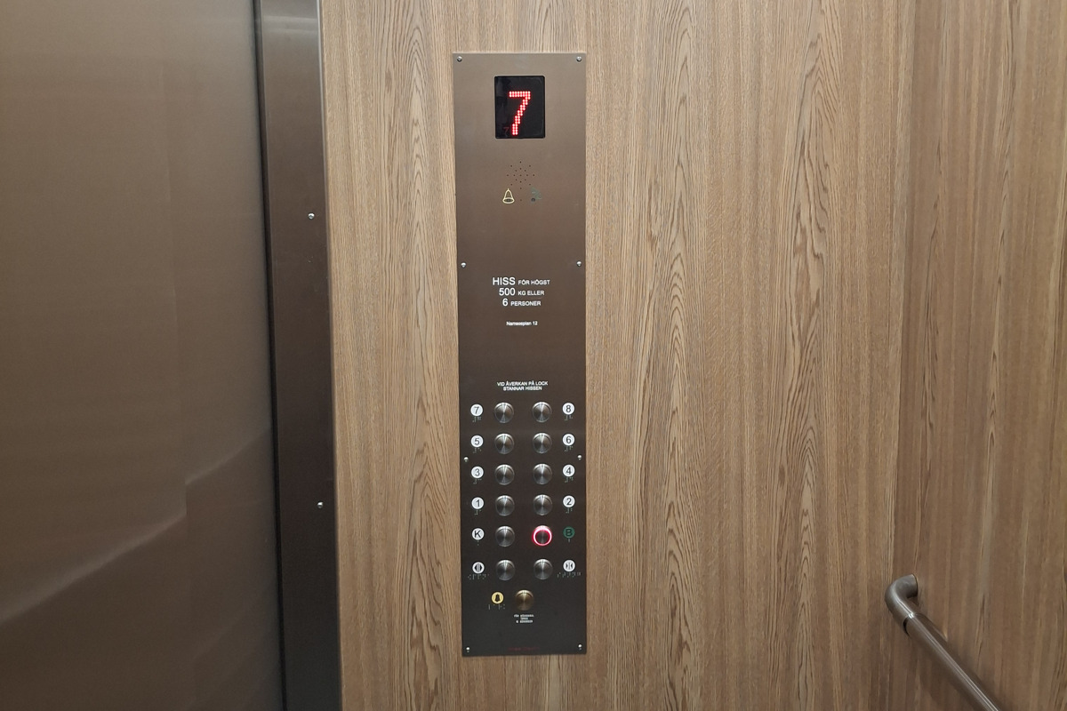 Bilden visar insidan av en nyrenoverad hiss