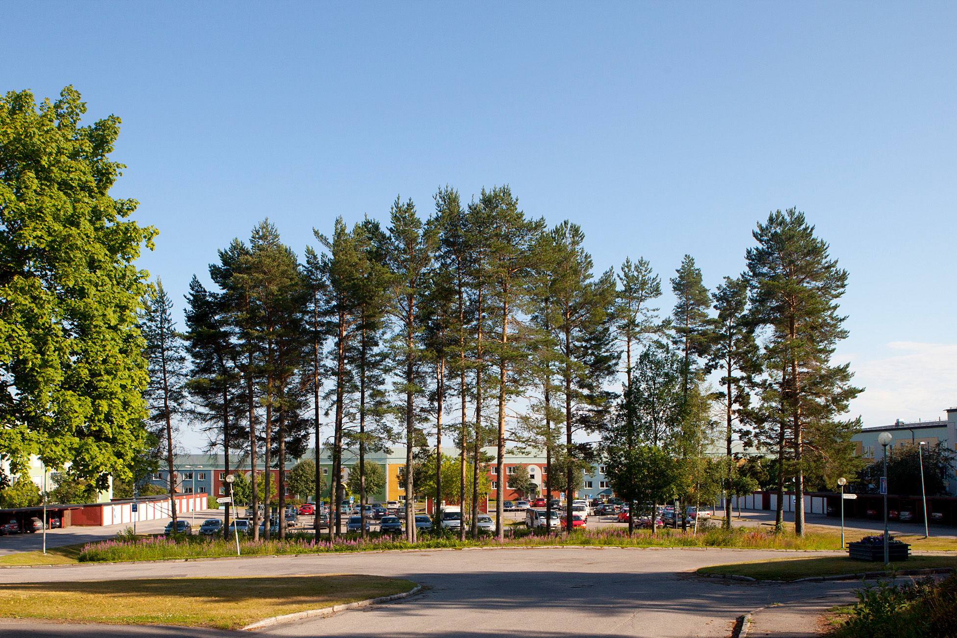 Bilden visar en parkeringsyta på Vänortsvägen i Hudiksvall