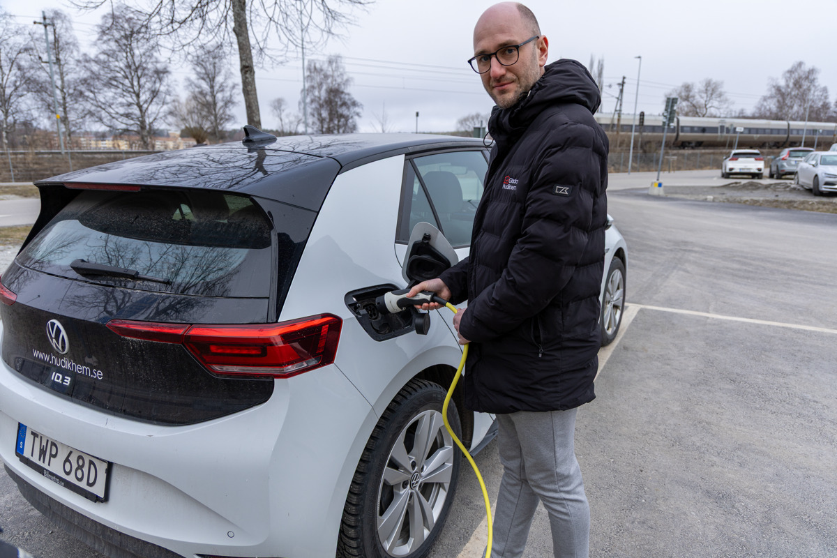 Bilden visar fastighetsförvaltare Anders Kaulich som kopplar in en elbil för laddning vid Kotorget 