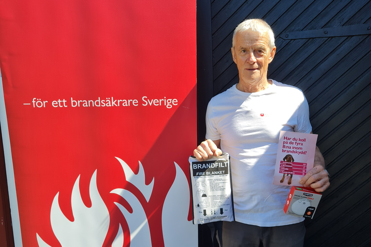 Torbjörn Wannqvist på Brandskyddsföreningen Gävleborg visar de fyra B:na inom brandskydd